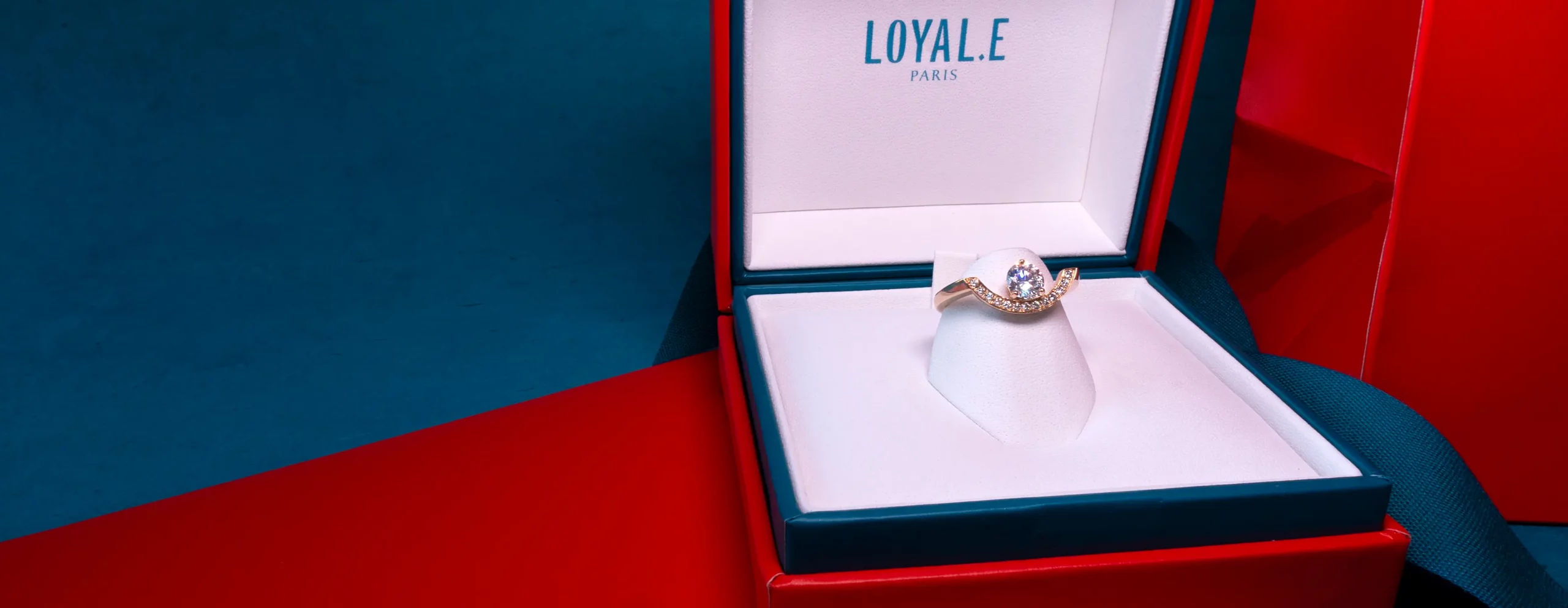 ethical-engagement-ring-in-sustainable-jewelry-box-Loyale-Paris-contact